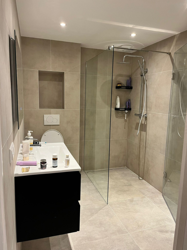 Moderne badkamer met zwart wastafelmeubel en inloopdouche