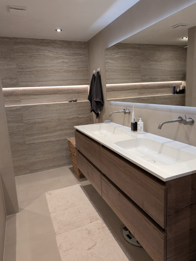 Badkamer met houtlook tegels en dubbele wastafel