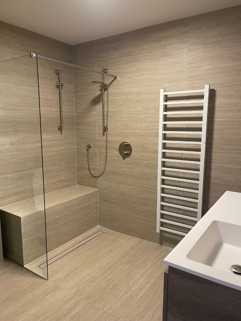 Lichte badkamer met houtlook tegels en inloopdouche