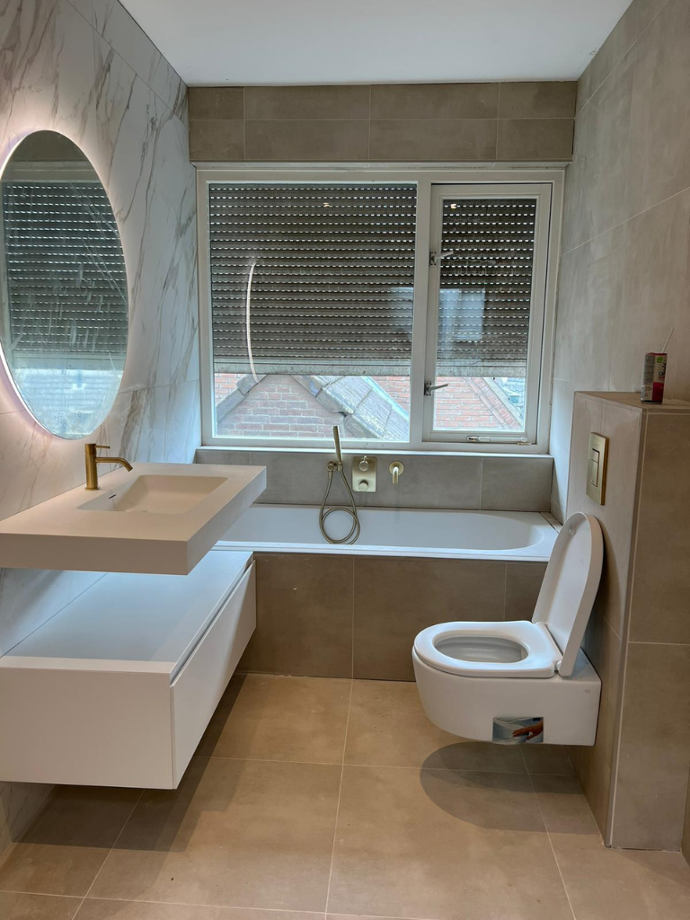 Badkamer met marmerlook keramiek en warm hout, gerealiseerd door Kling