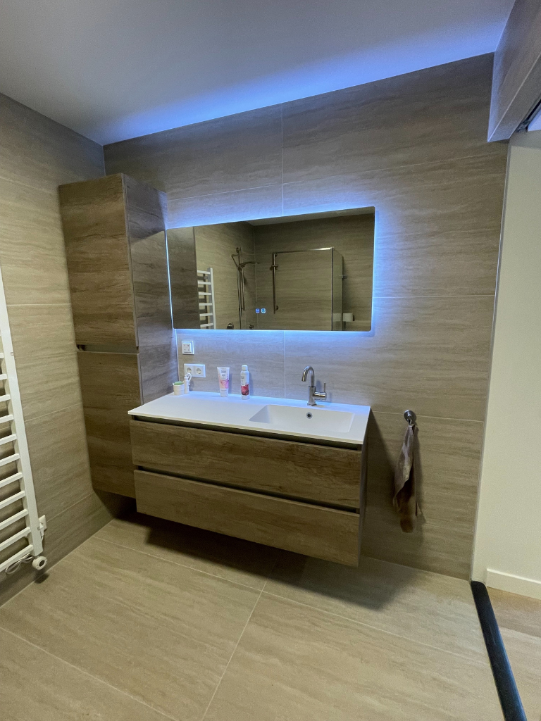 Badkamer met dubbel wastafelmeubel en spiegel met verlichting