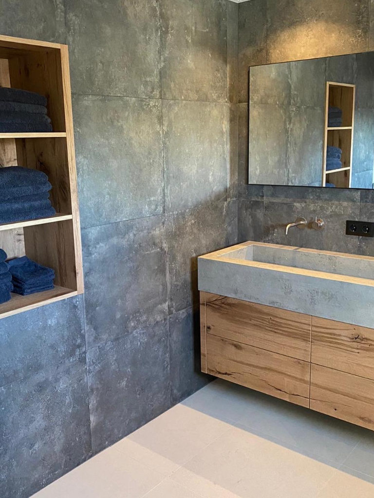 Badkamer voor thuis met natuurtinten, hout en zachte verlichting